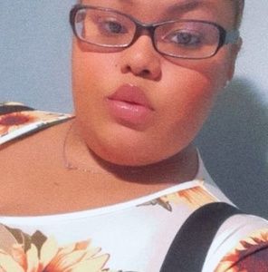 Meet your Posher, Leona